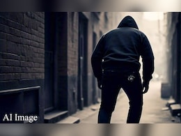 चोर ने पार कर दी हद, घर में नहीं मिला सामान तो महिला को किस कर हुआ फरार