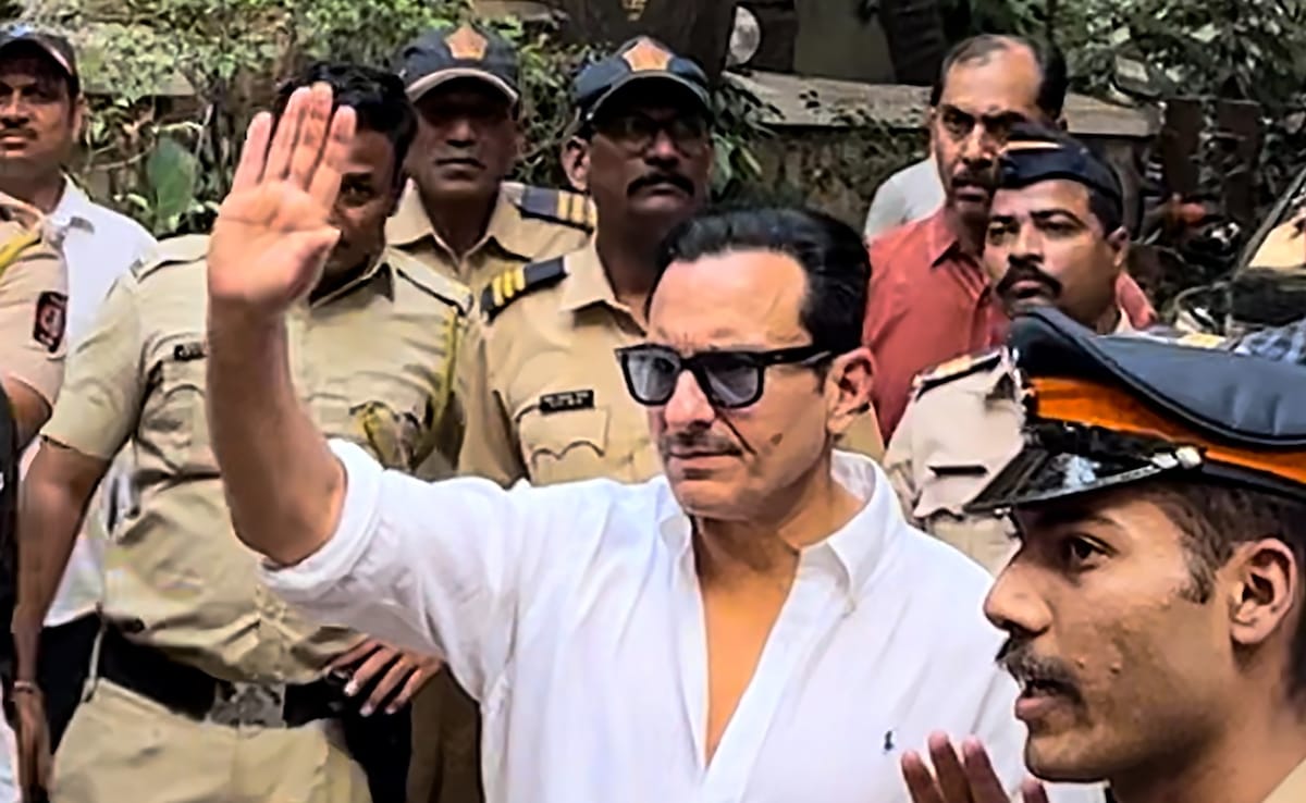 (अस्पताल से डिस्चार्ज होकर घर जाते सैफ अली खान) (अस्पताल से डिस्चार्ज होकर घर जाते सैफ अली खान)