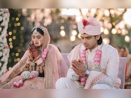 Neeraj Chopra: ऑलिम्पिक मेडल विजेता निरज चोप्रा विवाह बंधनात अडकला, कोण आहे त्याची पत्नी? Neeraj Chopra: ऑलिम्पिक मेडल विजेता निरज चोप्रा विवाह बंधनात अडकला, कोण आहे त्याची पत्नी?