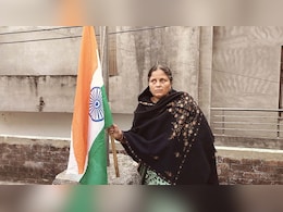 चंदन के हत्यारों को हुई उम्रकैद तो तिरंगा लेकर छत पर चढ़े मां-बाप, कहा- न्याय तो मिला, लेकिन... चंदन के हत्यारों को हुई उम्रकैद तो तिरंगा लेकर छत पर चढ़े मां-बाप, कहा- न्याय तो मिला, लेकिन...