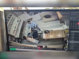 दुर्ग में अनोखी चोरी : उंगलियों में सोने की अंगूठियां पहनकर फरार हुआ चोर, बाइक लिए रास्ते में खड़े थे साथी दुर्ग में अनोखी चोरी : उंगलियों में सोने की अंगूठियां पहनकर फरार हुआ चोर, बाइक लिए रास्ते में खड़े थे साथी