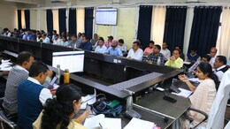 MP News: भ्रष्टाचार में दोषी पाया गया बाबू, तो बना दिया चपरासी! कलेक्टर के इस कदम की जमकर हो रही है चर्चा