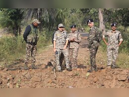 Bijapur Naxal attack: बीजापुर पहुंचे CRPF के डीजी, डीजीपी और वरिष्ठ अधिकारियों के साथ लिया घटनास्थल का जायजा Bijapur Naxal attack: बीजापुर पहुंचे CRPF के डीजी, डीजीपी और वरिष्ठ अधिकारियों के साथ लिया घटनास्थल का जायजा