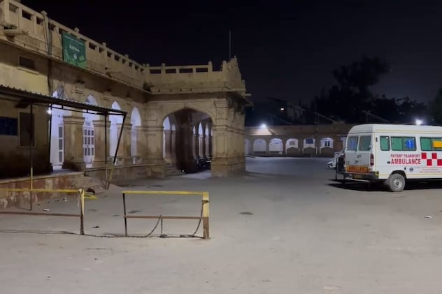 गेट पर गार्ड नहीं गेट पर गार्ड नहीं