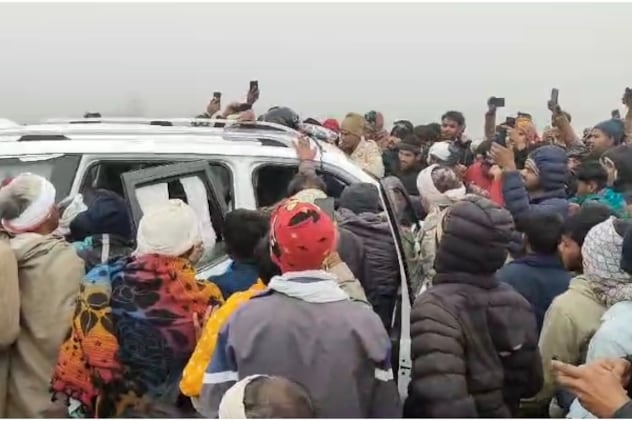 अलवर में टाइगर रेस्क्यू पूरा होने के बाद जुटी ग्रामीणों की भीड़. अलवर में टाइगर रेस्क्यू पूरा होने के बाद जुटी ग्रामीणों की भीड़.