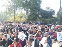 मणिपुर : सैबोल गांव में सुरक्षा कर्मियों की कार्रवाई को लेकर कुकी-जो समुदाय का विरोध प्रदर्शन मणिपुर : सैबोल गांव में सुरक्षा कर्मियों की कार्रवाई को लेकर कुकी-जो समुदाय का विरोध प्रदर्शन