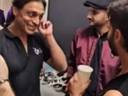 जिसकी तेज रफ्तार गेंद के आगे छूटते थे क्रिकेटरों के पसीने, शाहिद कपूर के साथ कुछ यूं आया नजर जिसकी तेज रफ्तार गेंद के आगे छूटते थे क्रिकेटरों के पसीने, शाहिद कपूर के साथ कुछ यूं आया नजर