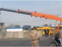 Rajasthan: जयपुर में 20 लोगों की मौत के 1 महीने बाद बंद हुआ DPS कट, क्रेन से रखे गए बड़े-बड़े सीमेंट ब्लॉक Rajasthan: जयपुर में 20 लोगों की मौत के 1 महीने बाद बंद हुआ DPS कट, क्रेन से रखे गए बड़े-बड़े सीमेंट ब्लॉक