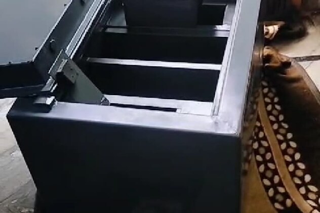 बाहर पड़ी मिली आलमारी 