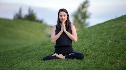 Meditation Health Benefits: मेडिटेशन करने के गजब फायदे, जानें कैसे लगाएं ध्यान