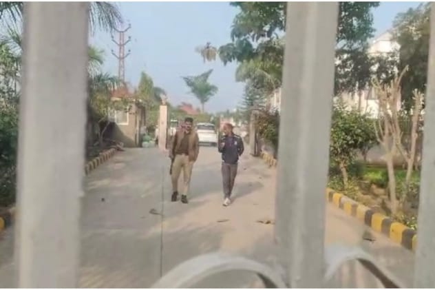 गेट पर सुरक्षाकर्मियों की तैनाती. गेट पर सुरक्षाकर्मियों की तैनाती.