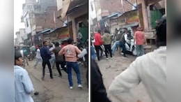 Video: एक छोटी सी बात पर बीच चौराहे में हो गया इतना बड़ा विवाद, चले पत्थर-डंडे, कई घायल