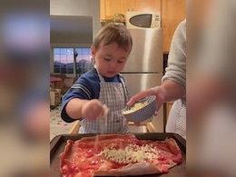 "Little Pizza Boi" डेढ़ साल के बच्चे ने बनाया टेस्टी पिज्जा, इंटरनेट पर वायरल हो गया क्यूट वीडियो "Little Pizza Boi" डेढ़ साल के बच्चे ने बनाया टेस्टी पिज्जा, इंटरनेट पर वायरल हो गया क्यूट वीडियो