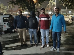 Kalyan News : कल्याण स्टेशन परिसरात रिक्षा चालकाकडून प्रवाशांवर जीवघेणा हल्ला ! Kalyan News : कल्याण स्टेशन परिसरात रिक्षा चालकाकडून प्रवाशांवर जीवघेणा हल्ला !