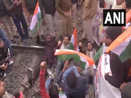 BPSC के खिलाफ पप्पू यादव के समर्थकों का प्रदर्शन, रेलवे ट्रैक पर बैठे BPSC के खिलाफ पप्पू यादव के समर्थकों का प्रदर्शन, रेलवे ट्रैक पर बैठे