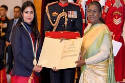 Manu Bhaker, D Gukesh Receive Khel Ratna From President Droupadi Murmu Manu Bhaker, D Gukesh Receive Khel Ratna From President Droupadi Murmu