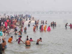 Mahakumbh 2025: हर हर महादेव... के जयकारे के साथ महाकुंभ में उमड़ा भक्तों का सैलाब