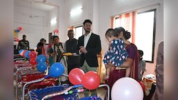 Balodabazar: कलेक्टर ने नन्हीं बच्चियों को झूला-पालना देकर मनाया बेटी जन्मोत्सव, कहा- परिवार और समाज की ताकत हैं बेटियां