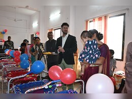 Balodabazar: कलेक्टर ने नन्हीं बच्चियों को झूला-पालना देकर मनाया बेटी जन्मोत्सव, कहा- परिवार और समाज की ताकत हैं बेटियां