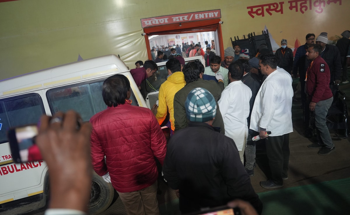 (महाकुंभ में भगदड़ जैसी स्थिति के बाद अस्पताल पहुंचाए गए घायल श्रद्धालु) (महाकुंभ में भगदड़ जैसी स्थिति के बाद अस्पताल पहुंचाए गए घायल श्रद्धालु)
