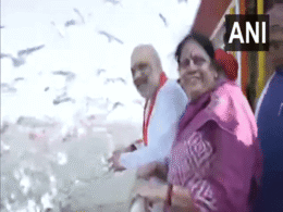 महाकुंभ 2025: गृहमंत्री अमित शाह पत्नी सोनल शाह के संग प्रवासी पक्षियों को दाना खिलाते आए नजर, देखें VIDEO महाकुंभ 2025: गृहमंत्री अमित शाह पत्नी सोनल शाह के संग प्रवासी पक्षियों को दाना खिलाते आए नजर, देखें VIDEO
