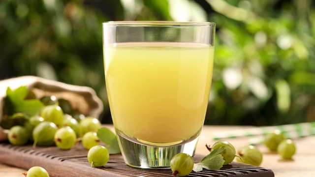 Amla juice can be consumed on an empty stomach but the timing and dose matter