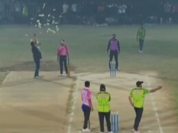 Cricket News : क्रिकेटच्या मैदानात फलंदाजावर पैशांचा पाऊस, पैसे गोळा करण्यासाठी गर्दी