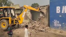 Bulldozer Action: गर्भवती च&zwj;िल्&zwj;लाती रही और प्रशासन चलाता रहा बुलडोजर, घर कर दिया धराशायी