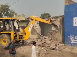 Bulldozer Action: गर्भवती च‍िल्‍लाती रही और प्रशासन चलाता रहा बुलडोजर, घर कर दिया धराशायी