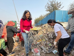 आप संयोजक के घर कूड़ा फेंकने निकली महिलाएं, स्वाति मालीवाल ने कहा - 'डरिएगा मत केजरीवाल जी'