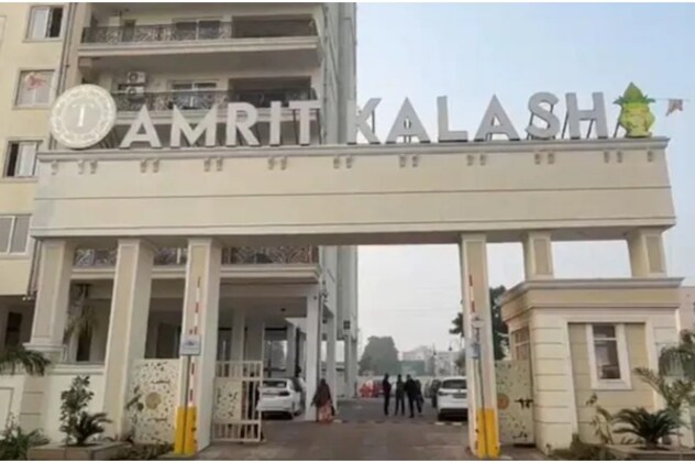 इसी सोसायटी के एक फ्लैट में 19 जनवरी को लगी थी भीषण आग. इसी सोसायटी के एक फ्लैट में 19 जनवरी को लगी थी भीषण आग.