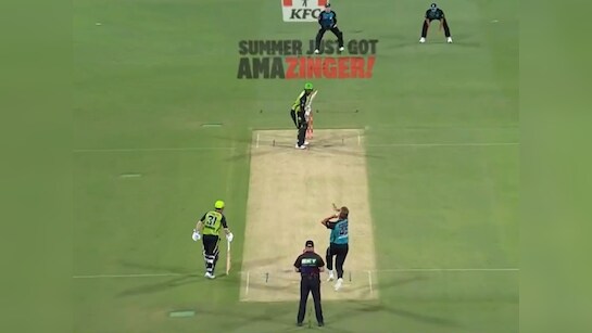 VIDEO: KKR ने जिसे टीम से निकाला, उस खिलाड़ी का विस्फोटक देख दुनिया हुई हैरान, छक्के चौकों से गूंज उठा स्टेडियम