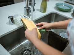 Kitchen Hacks: अब सर्दियों में बर्तन धोना होगा आसान, बस अपना लें ये टिप्स