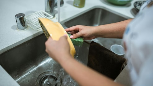 Kitchen Hacks: अब सर्दियों में बर्तन धोना होगा आसान, बस अपना लें ये टिप्स