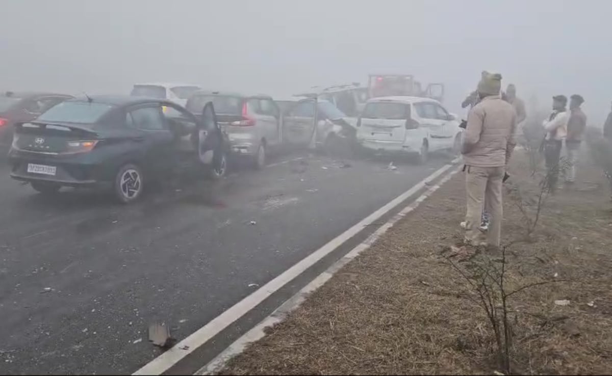 લખનૌમાં ઝડપી કારે અનેક વાહનોને ટક્કર મારી, ઘટનાસ્થળે ચીસો અને બૂમો પડી ગઈ 3 Video: 6 Vehicles Collide On Delhi-Lucknow National Highway Amid Dense Fog