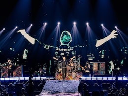 Chris Martin Celebrates Republic Day With His Rendition Of <i>Vande Mataram</i> At Coldplay's Ahmedabad Concert Chris Martin Celebrates Republic Day With His Rendition Of <i>Vande Mataram</i> At Coldplay's Ahmedabad Concert