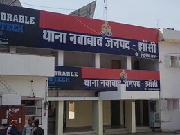 यूपी के झांसी में तेज रफ्तार ट्रक ने बाइक में मारी टक्कर, घसीटते हुए ले गया 3 किमी तक  यूपी के झांसी में तेज रफ्तार ट्रक ने बाइक में मारी टक्कर, घसीटते हुए ले गया 3 किमी तक