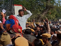 Farmer Protest: झुंझुनूं में किसान और पुलिस आमने-सामने, बैरिकेडिंग तोड़कर कलेक्ट्रेट के गेट पर चढ़े प्रदर्शनकारी; माहौल गरमाया