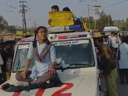 पुलिस जीप की बोनेट पर छात्रा, स्कूल मर्ज करने के खिलाफ जोधपुर में प्रदर्शन, लाठीचार्ज से भड़का माहौल पुलिस जीप की बोनेट पर छात्रा, स्कूल मर्ज करने के खिलाफ जोधपुर में प्रदर्शन, लाठीचार्ज से भड़का माहौल