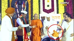 Video : 'तो' फक्त शिवाजी महाराजांचा मान! संतांसमोर CM फडणवीसांच्या कृतीनं जिंकली सर्वांची मनं