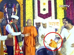 Video : 'तो' फक्त शिवाजी महाराजांचा मान! संतांसमोर CM फडणवीसांच्या कृतीनं जिंकली सर्वांची मनं