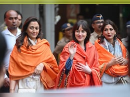 Dakota Johnson Visits Siddhivinayak Temple With Sonali Bendre Dakota Johnson Visits Siddhivinayak Temple With Sonali Bendre