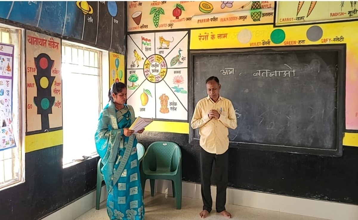 Inspirational Story: गंभीर बीमारी से आंखों की रोशनी गई, पत्नी का मिला साथ तो ये टीचर बन गए मिसाल