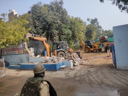 Bulldozer Action: कोटा में करोड़ों रुपए की बेशकीमती जमीन पर था कांग्रेस नेता का अवैध कब्जा, प्रशासन ने बुलडोजर चला कराया मुक्त Bulldozer Action: कोटा में करोड़ों रुपए की बेशकीमती जमीन पर था कांग्रेस नेता का अवैध कब्जा, प्रशासन ने बुलडोजर चला कराया मुक्त