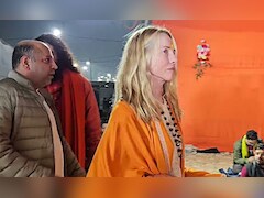 VIDEO : महाकुंभ में पवित्र स्नान, 'हर-हर गंगे' के जयकारे... सनातन संस्कृति के मुरीद हुए विदेशी श्रद्धालु