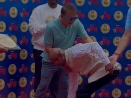 Watch: Frail Vinod Kambli Struggles To Walk At Wankhede Stadium Ceremony, Meeting With Sunil Gavaskar Viral Watch: Frail Vinod Kambli Struggles To Walk At Wankhede Stadium Ceremony, Meeting With Sunil Gavaskar Viral