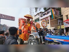 भव्य शोभा यात्रा के साथ पंचायती अटल अखाड़े ने महाकुंभ क्षेत्र में किया प्रवेश, पुष्पवर्षा से हुआ जोरदार स्वागत