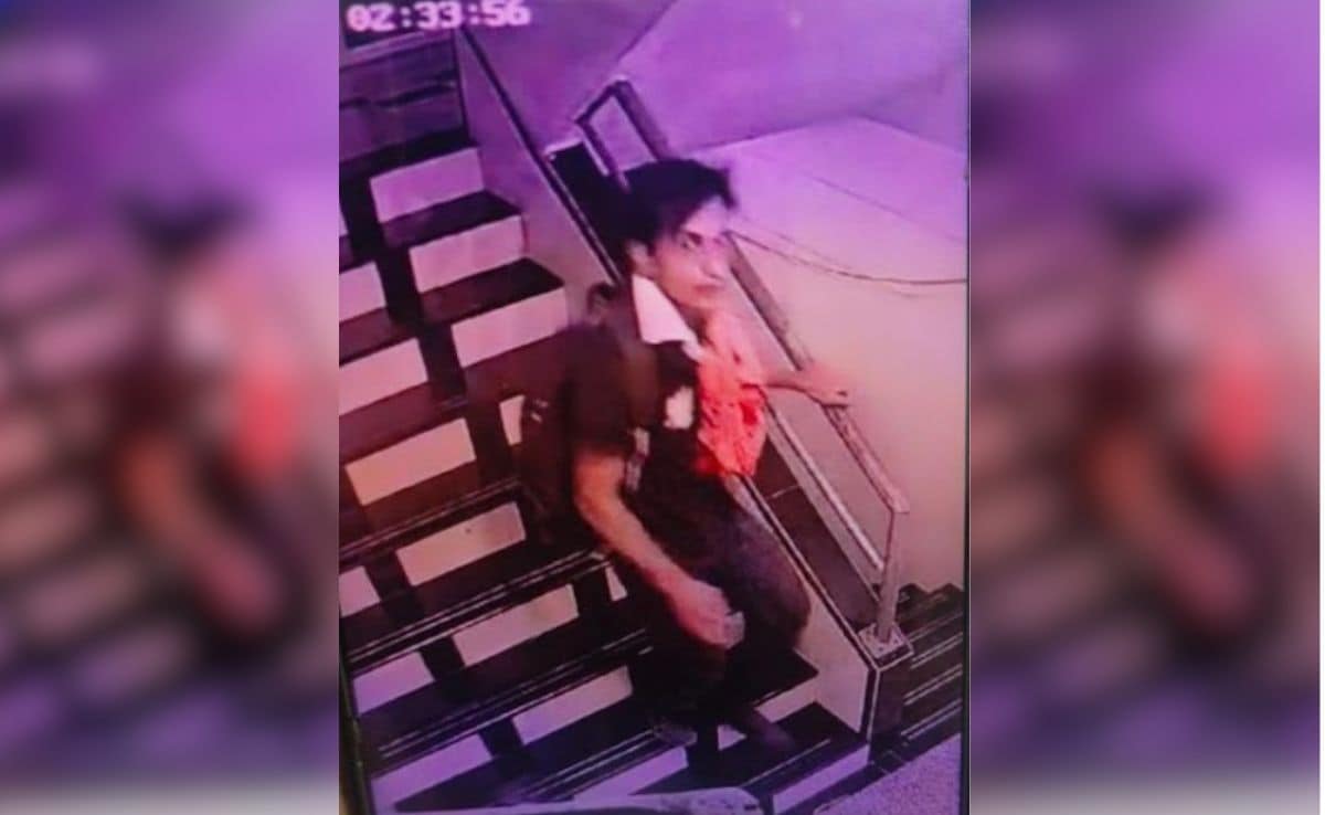 Saif Ali Khan’s Attacker Seen On CCTV In Building Staircase Saif Ali Khan’s Attacker Seen On CCTV In Building Staircase