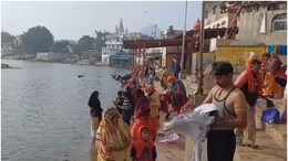 मकर संक्राति पर पुष्कर सरोवर में स्नान से मोक्ष मिलने की मान्यता, हजारों श्रद्धालुओं ने ब्रह्म मुहूर्त में लगाई डुबकी