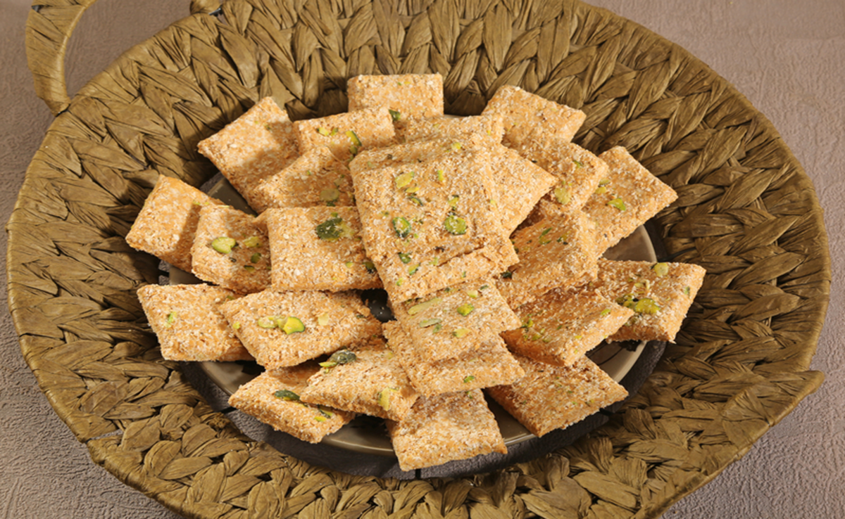 Gwalior Ki Gajak: तिल की सिकाई, गुड़ के साथ कुटाई... तब बनती है ये मिठाई, जानिए मशहूर शाही गजक का राज